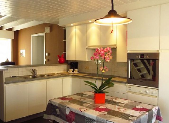 Gemuetliches Schlafzimmer im Ferienhaus Hof ter Harte, Ypern, Westflandern, mit Holzdecke und sanfter Beleuchtung.