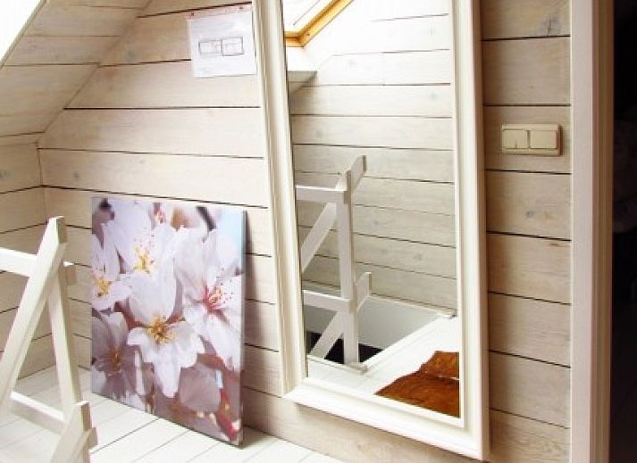 Gemuetliches Schlafzimmer im Ferienhaus Hof ter Harte, Ypern, Westflandern, mit Holzdecke und sanfter Beleuchtung.