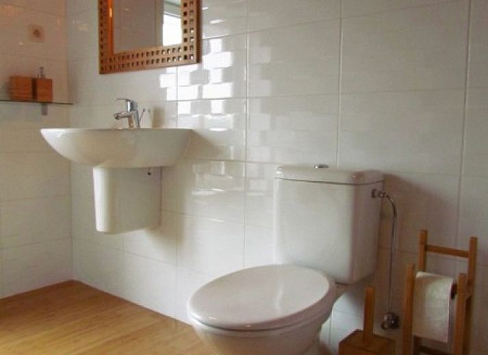 Gemuetliches Schlafzimmer im Ferienhaus Hof ter Harte, Ypern, Westflandern, mit Holzdecke und sanfter Beleuchtung.