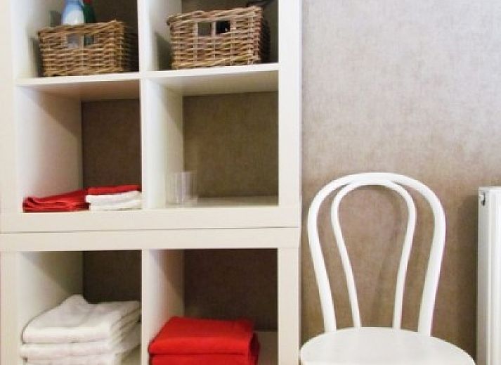 Komfortables Schlafzimmer im Ferienhaus Hof ter Harte, Ypern, Westflandern, mit moderner Einrichtung und warmer Beleuchtung.