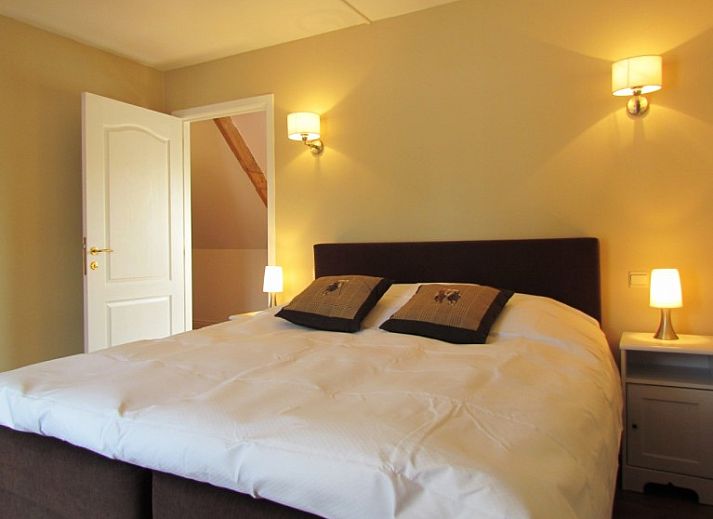 Komfortables Schlafzimmer im Ferienhaus Hof ter Harte, Ypern, Westflandern, mit moderner Einrichtung und warmer Beleuchtung.