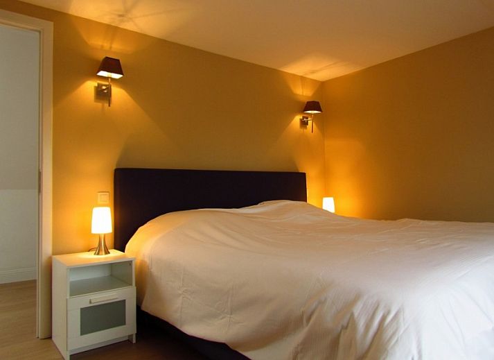 Komfortables Schlafzimmer im Ferienhaus Hof ter Harte, Ypern, Westflandern, mit moderner Einrichtung und warmer Beleuchtung.