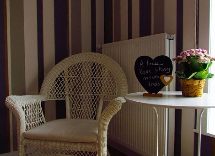 Komfortables Schlafzimmer im Ferienhaus Hof ter Harte, Ypern, Westflandern, mit moderner Einrichtung und warmer Beleuchtung.