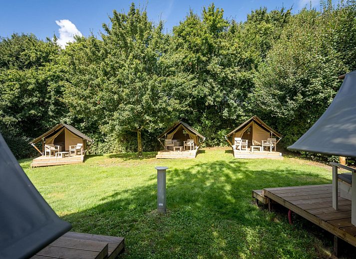 Geniessen Sie einen entspannenden Aufenthalt im Glampingtent XS in Ypern, Westflandern, Belgien, mit einer charmanten Terrasse und einer natuerlichen Umgebung.