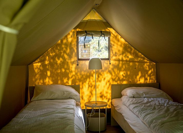 Geniessen Sie einen entspannenden Aufenthalt im Glampingtent XS in Ypern, Westflandern, Belgien, mit einer charmanten Terrasse und einer natuerlichen Umgebung.