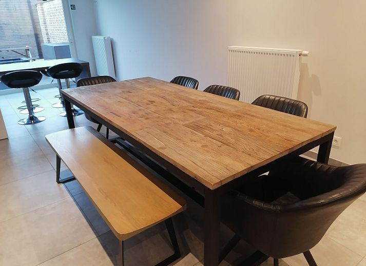 Gemuetliche Sitzecke in THE FRONT DOOR N28, Ferienhaus in Ypern, Westflandern, mit Ledersofas und stilvollen Tischen.