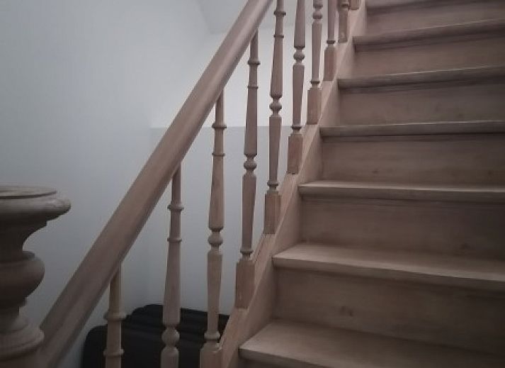 Gemuetliche Sitzecke mit Ledersofa und Kissen in THE FRONT DOOR N28, Ferienunterkunft in Ypern, Westflandern.