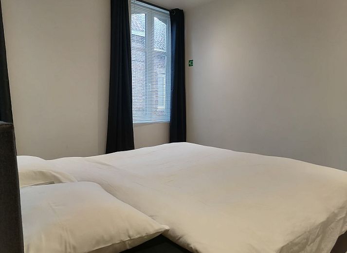 Gemuetliche Sitzecke mit Ledersofa und Kissen in THE FRONT DOOR N28, Ferienunterkunft in Ypern, Westflandern.