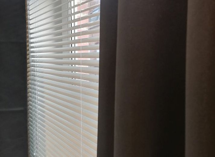 Gemuetliche Sitzecke mit Ledersofa und Kissen in THE FRONT DOOR N28, Ferienunterkunft in Ypern, Westflandern.