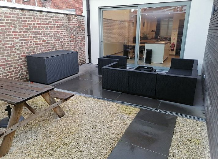 Gemuetliche Sitzecke mit Ledersofa und Kissen in THE FRONT DOOR N28, Ferienunterkunft in Ypern, Westflandern.