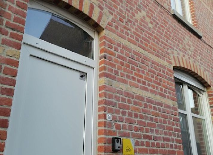 Geraeumiges Esszimmer mit Holztisch und Stuehlen in THE FRONT DOOR N28, Ferienhaus in Ypern, Westflandern.