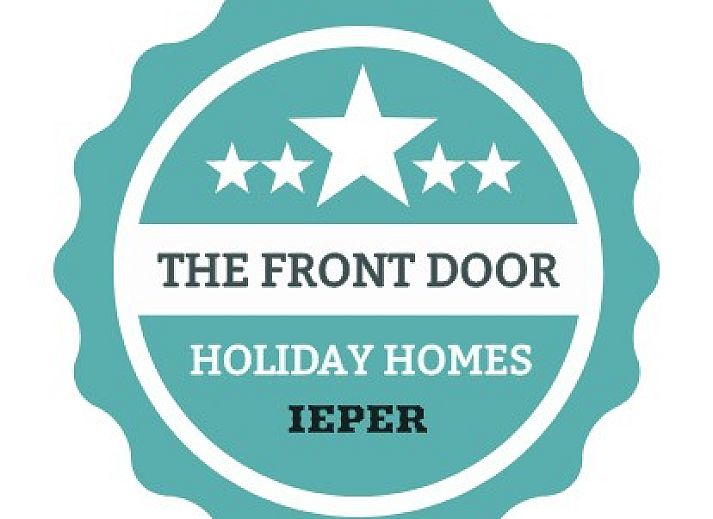 Geraeumiges Esszimmer mit Holztisch und Stuehlen in THE FRONT DOOR N28, Ferienhaus in Ypern, Westflandern.