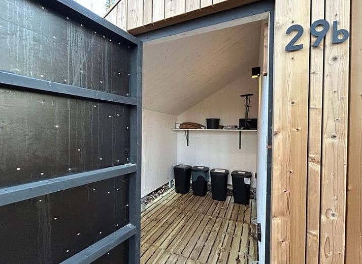 Gemuetliches Wohnzimmer im Ferienhaus in Ypern, mit Blick auf die gruene Landschaft Westflanderns, Belgien.