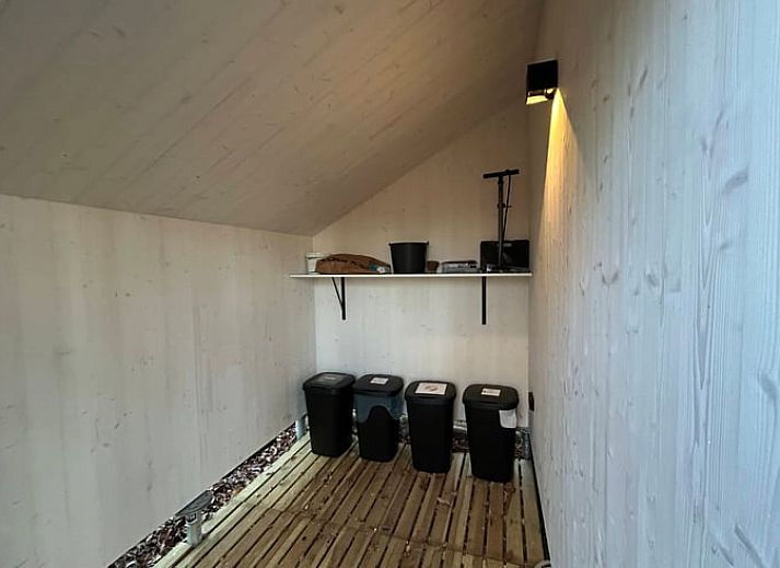 Gemuetliches Wohnzimmer im Ferienhaus in Ypern, mit Blick auf die gruene Landschaft Westflanderns, Belgien.