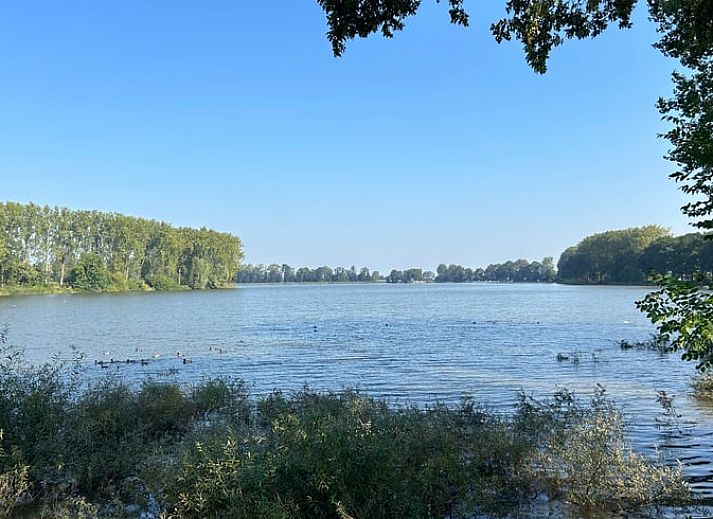 Gemuetliches Wohnzimmer im Ferienhaus in Ypern, mit Blick auf die gruene Landschaft Westflanderns, Belgien.