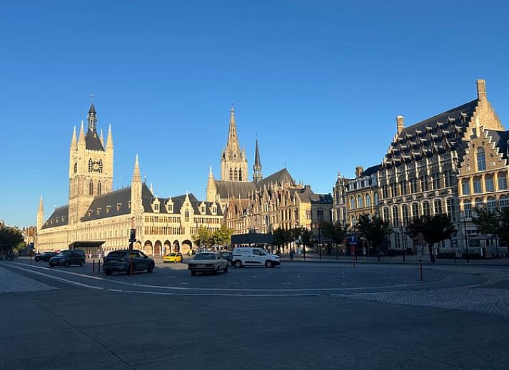 Gemuetliche Leseecke im Ferienhaus in Ypern, Westflandern, mit bequemem Sessel und Blick auf die Natur durch eine grosse Glastuer.