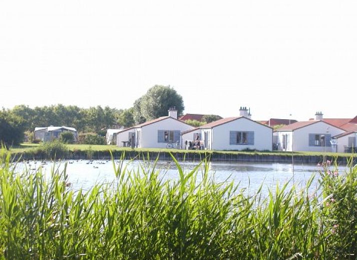 Vakantiehuis De Lombarde in Middelkerke, Belgische kust, met uitzicht op het water en omringende natuur.