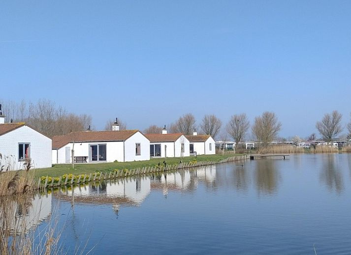 Ferienhaus De Lombarde in Middelkerke, belgische Kueste, mit Blick auf das Wasser und die umliegende Natur.