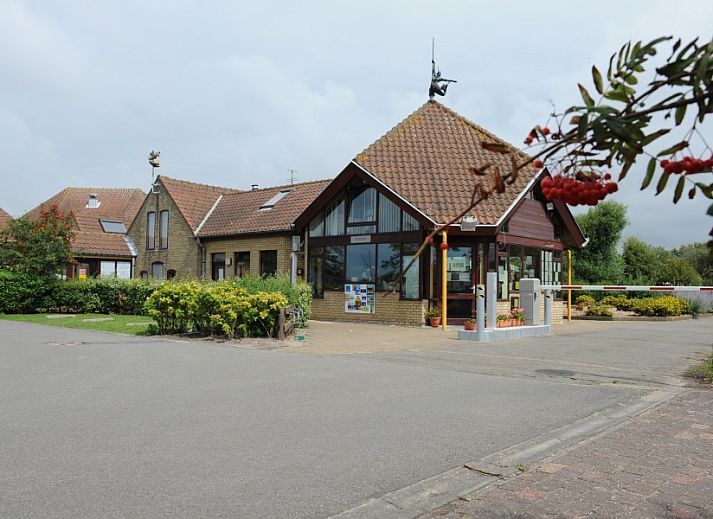 Veranda des Ferienhauses De Lombarde in Middelkerke, Belgien, mit gruener Umgebung und Wasserfront.
