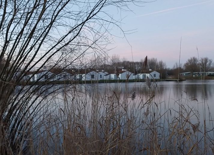 Rustikale Ferienhaeuser von De Lombarde am Wasser in Middelkerke, belgische Kueste, umgeben von Natur.