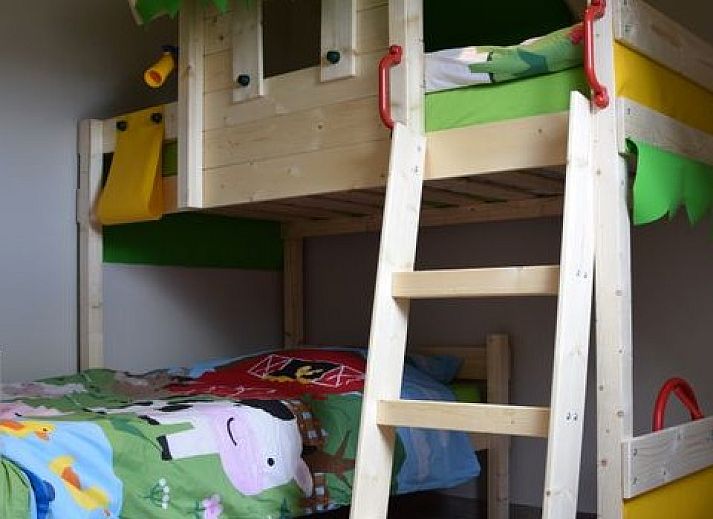 Kind voedert kalf op boerderij bij Reutelhoeve vakantiehuis in Zonnebeke, West-Vlaanderen.