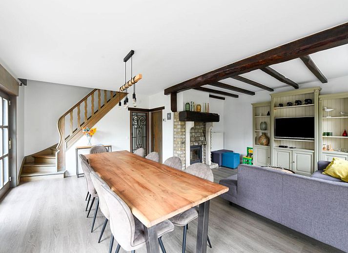Gezellige woonkamer van vakantiehuis Floribert in Nieuwpoort-Bad, West-Vlaanderen met open haard en ruime zithoek.