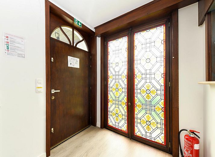 Gezellige woonkamer van vakantiehuis Floribert in Nieuwpoort-Bad, West-Vlaanderen met open haard en ruime zithoek.