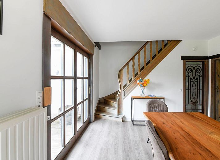 Moderne keuken in vakantiehuis Floribert, Nieuwpoort-Bad, West-Vlaanderen, met ruime werkbladen en veel natuurlijk licht.