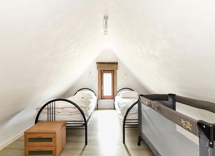 Moderne keuken in vakantiehuis Floribert, Nieuwpoort-Bad, West-Vlaanderen, met ruime werkbladen en veel natuurlijk licht.