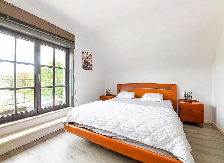 Moderne keuken in vakantiehuis Floribert, Nieuwpoort-Bad, West-Vlaanderen, met ruime werkbladen en veel natuurlijk licht.