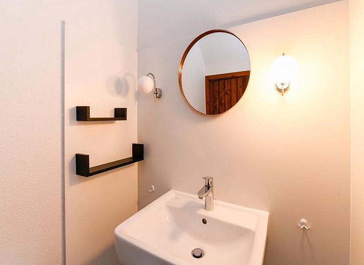 Moderne keuken in vakantiehuis Floribert, Nieuwpoort-Bad, West-Vlaanderen, met ruime werkbladen en veel natuurlijk licht.