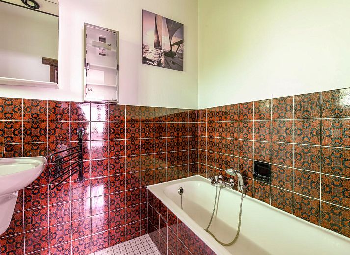 Gezellige slaapkamer in vakantiehuis Floribert, Nieuwpoort-Bad, met comfortabel tweepersoonsbed en rustgevend uitzicht op de tuin.