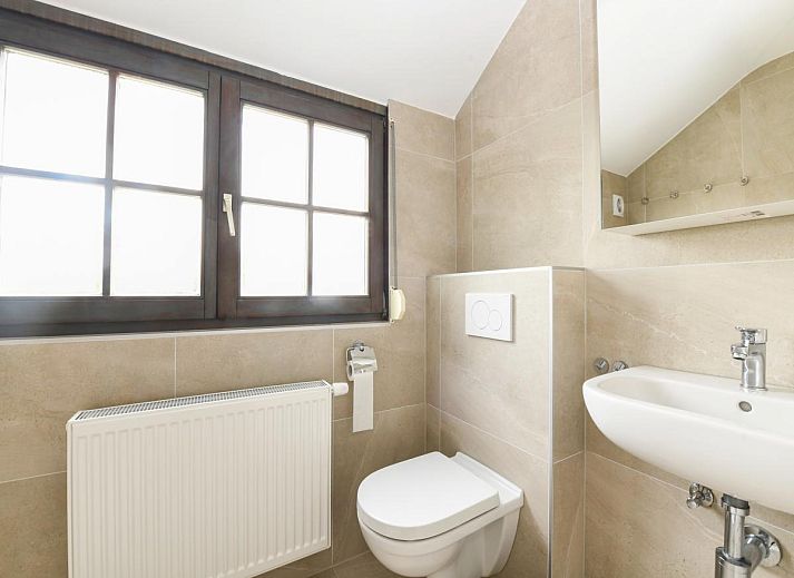 Gezellige slaapkamer in vakantiehuis Floribert, Nieuwpoort-Bad, met comfortabel tweepersoonsbed en rustgevend uitzicht op de tuin.
