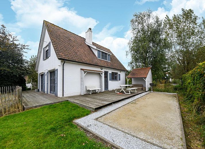 Gezellige slaapkamer in vakantiehuis Floribert, Nieuwpoort-Bad, met comfortabel tweepersoonsbed en rustgevend uitzicht op de tuin.