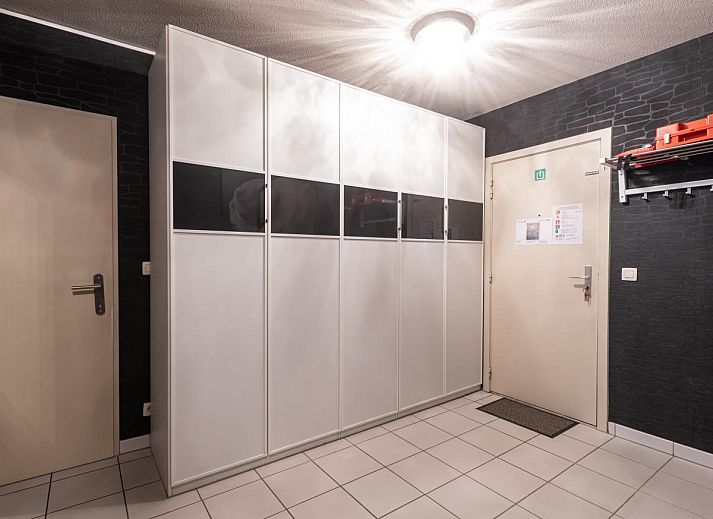 Gezellige slaapkamer in vakantiewoning Mosselbank, Nieuwpoort-Bad, West-Vlaanderen, met stapelbed en helder daglicht.