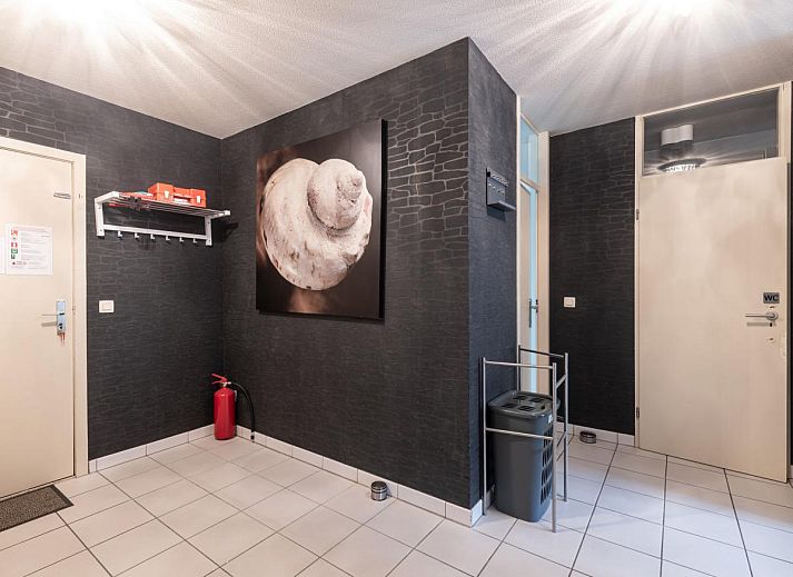 Gezellige slaapkamer in vakantiewoning Mosselbank, Nieuwpoort-Bad, West-Vlaanderen, met stapelbed en helder daglicht.