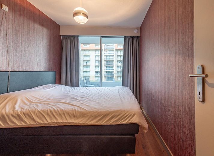 Gezellige slaapkamer in vakantiewoning Mosselbank, Nieuwpoort-Bad, West-Vlaanderen, met stapelbed en helder daglicht.