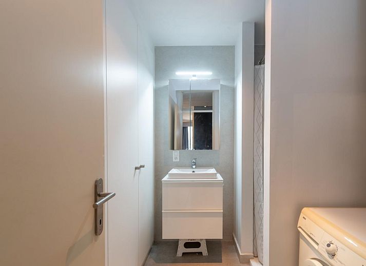 Gezellige slaapkamer in vakantiewoning Mosselbank, Nieuwpoort-Bad, West-Vlaanderen, met stapelbed en helder daglicht.