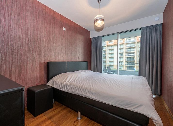 Gezellige slaapkamer in vakantiewoning Mosselbank, Nieuwpoort-Bad, West-Vlaanderen, met stapelbed en helder daglicht.