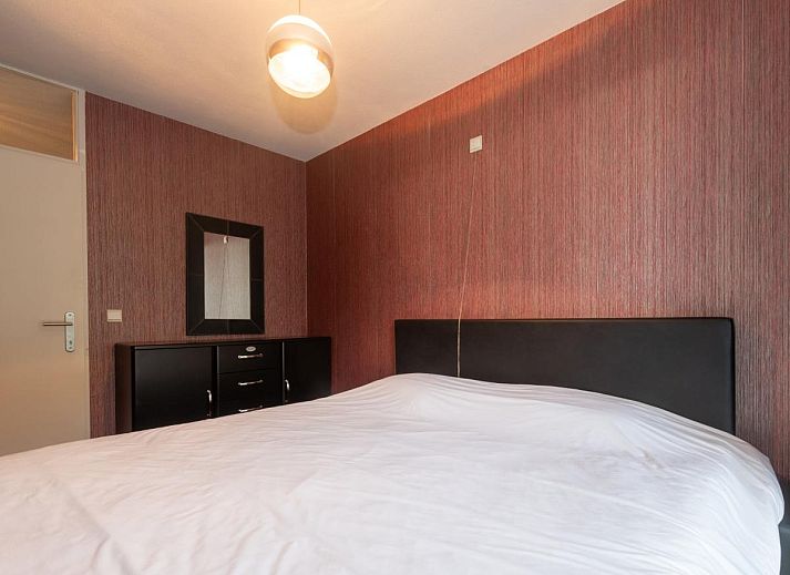 Moderne woonkamer in vakantiehuis Mosselbank, Nieuwpoort-Bad, Belgie, met comfortabele zithoek en groot raam voor natuurlijk licht.