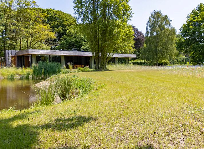 Schlafzimmer des Ferienhauses in Beernem mit Gartenblick, gelegen in Beernem, Westflandern, Belgien. Komfort und Ruhe sind garantiert.