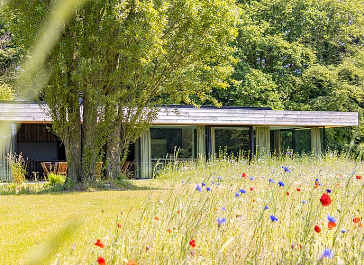Schlafzimmer des Ferienhauses in Beernem mit Gartenblick, gelegen in Beernem, Westflandern, Belgien. Komfort und Ruhe sind garantiert.