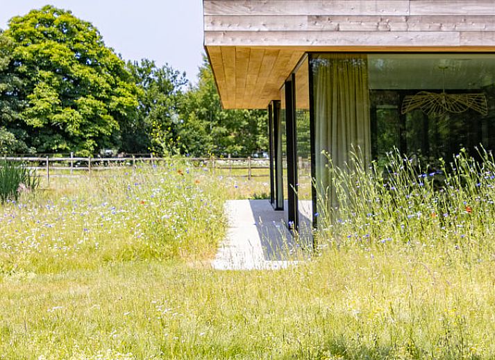 Schlafzimmer des Ferienhauses in Beernem mit Gartenblick, gelegen in Beernem, Westflandern, Belgien. Komfort und Ruhe sind garantiert.