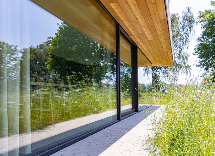 Schlafzimmer des Ferienhauses in Beernem mit Gartenblick, gelegen in Beernem, Westflandern, Belgien. Komfort und Ruhe sind garantiert.
