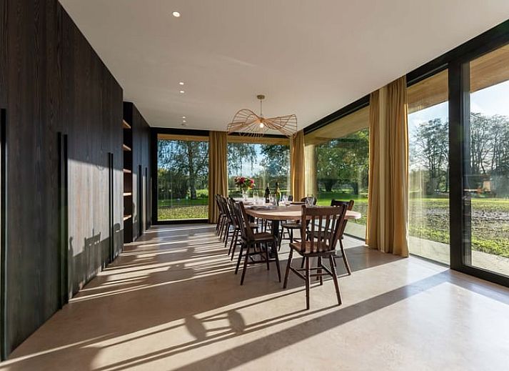 Moderne Kueche im Ferienhaus in Beernem mit Essbereich, gelegen in Beernem, Westflandern, Belgien. Perfekt fuer gemuetliche Mahlzeiten.