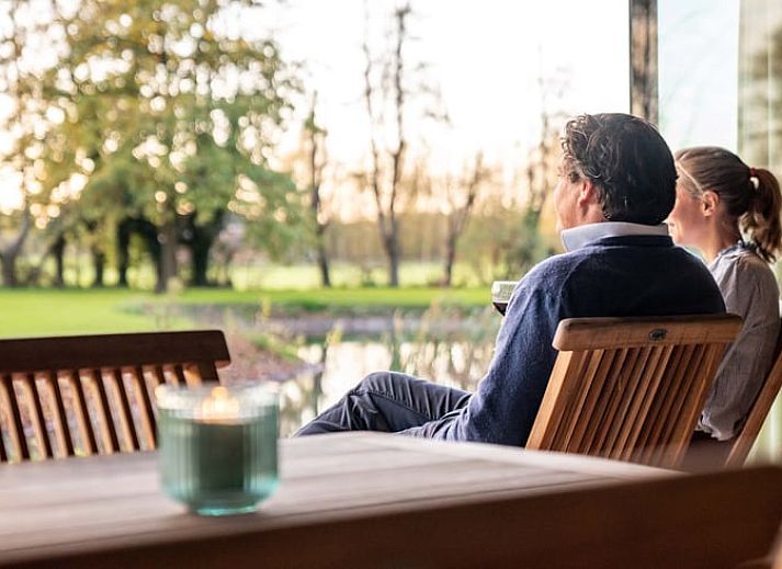 Moderne Kueche im Ferienhaus in Beernem mit Essbereich, gelegen in Beernem, Westflandern, Belgien. Perfekt fuer gemuetliche Mahlzeiten.