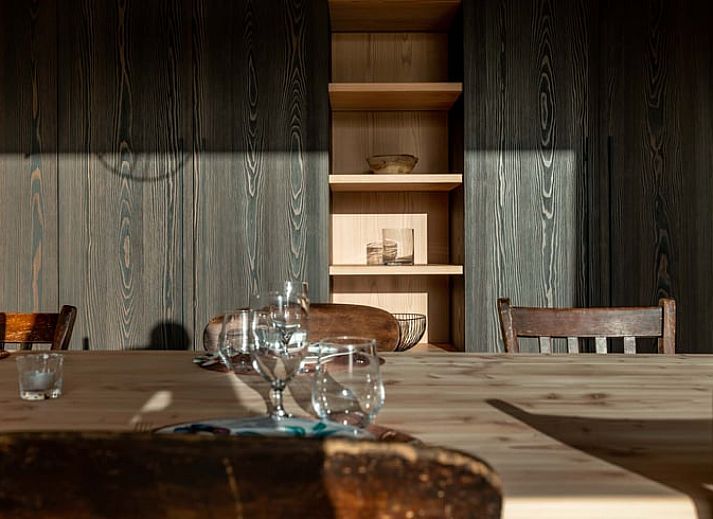 Moderne Kueche im Ferienhaus in Beernem mit Essbereich, gelegen in Beernem, Westflandern, Belgien. Perfekt fuer gemuetliche Mahlzeiten.