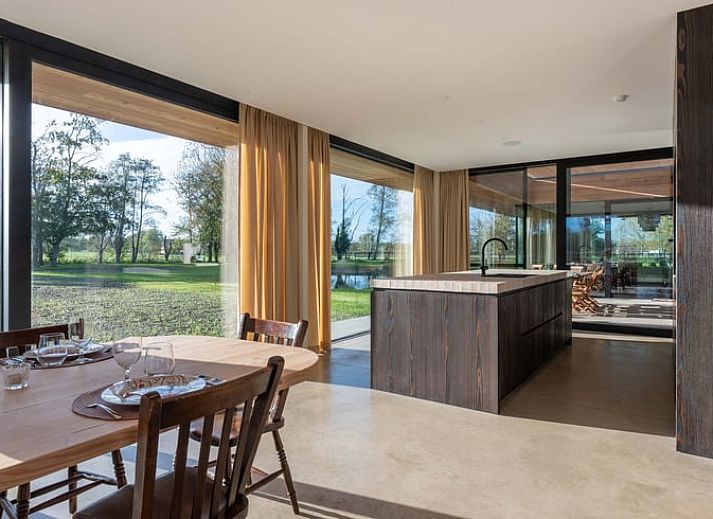 Stilvolles Badezimmer im Ferienhaus in Beernem mit Badewanne, gelegen in Beernem, Westflandern, Belgien. Luxus und Entspannung kombiniert.