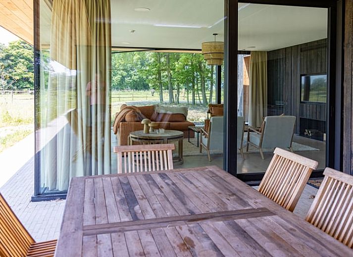 Stilvolles Badezimmer im Ferienhaus in Beernem mit Badewanne, gelegen in Beernem, Westflandern, Belgien. Luxus und Entspannung kombiniert.