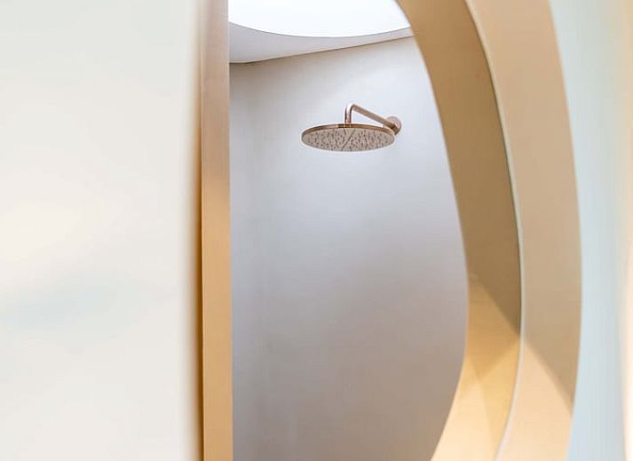 Stilvolles Badezimmer im Ferienhaus in Beernem mit Badewanne, gelegen in Beernem, Westflandern, Belgien. Luxus und Entspannung kombiniert.